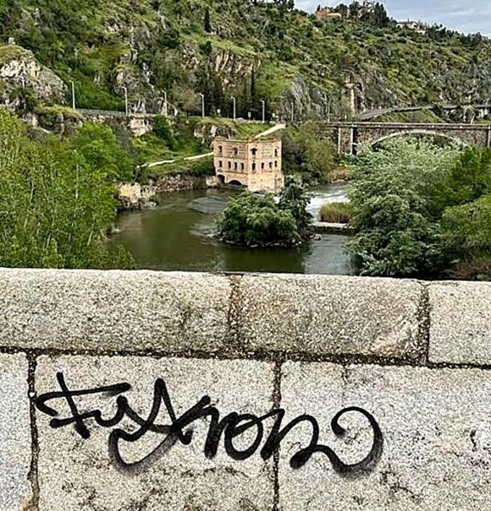 El Ayuntamiento limpió ayer las pintadas en el puente de Alcán