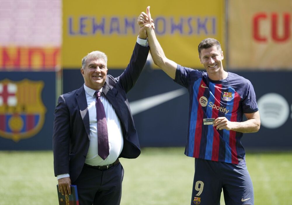 Presentacion del nuevo jugador del FC Barcelona Robert Lewandowski  / ALEJANDRO GARCIA