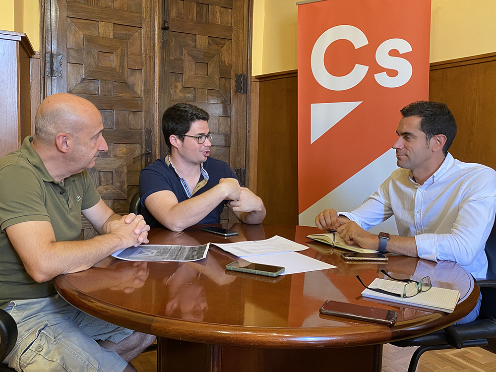 Comendador se reunió con el portavoz de Cs en el Ayuntamiento de Olías del Rey, Jesús Torres, y con el voluntario de Protección Civil Jorge de Miguel.