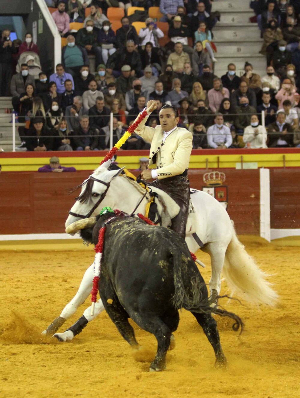 Diego Ventura dio un recital de toreo a caballo a lomos de Fabuloso (en la foto) y Nazarí.  / DOMINGUÍN