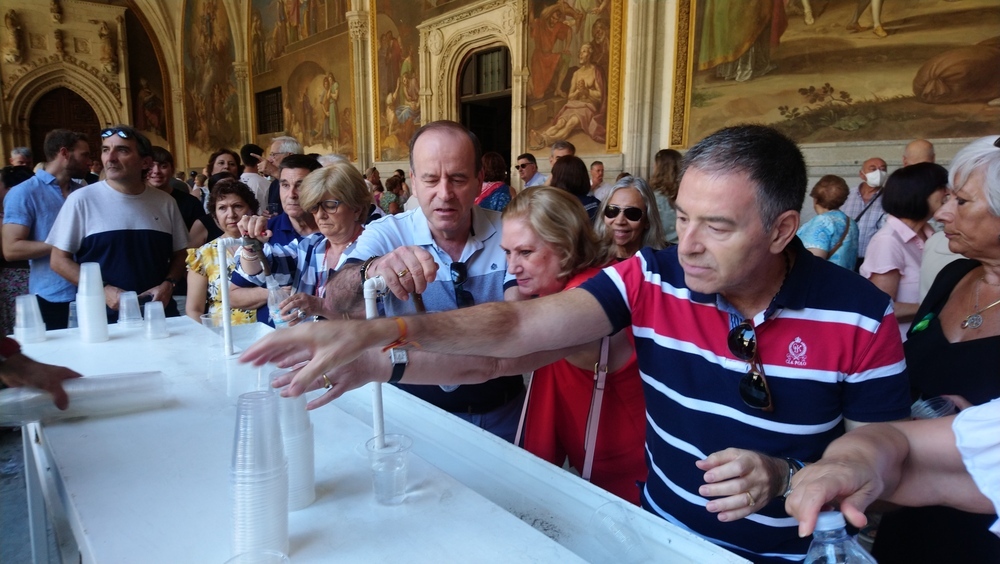 Los toledanos han bebido 'el agua de la Virgen' en vasos de plástico en vez de en los tradicionales botijos debido a las medidas del Covid-19