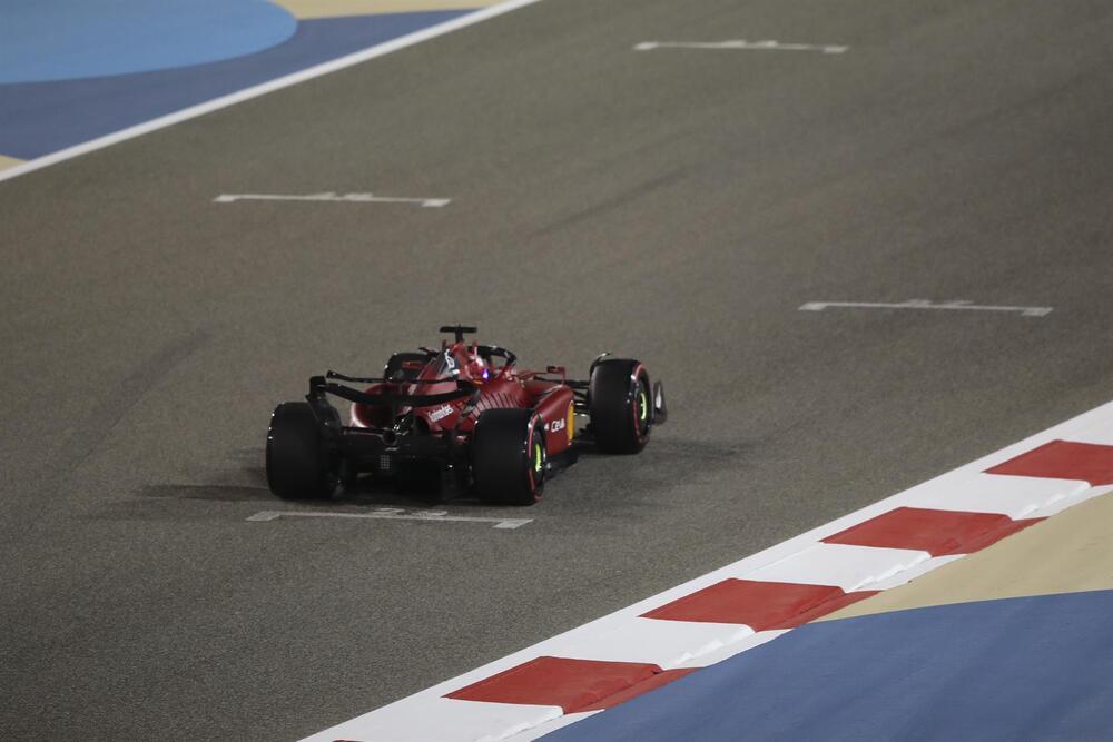 Leclerc cumple la amenaza de Ferrari y firma la pole