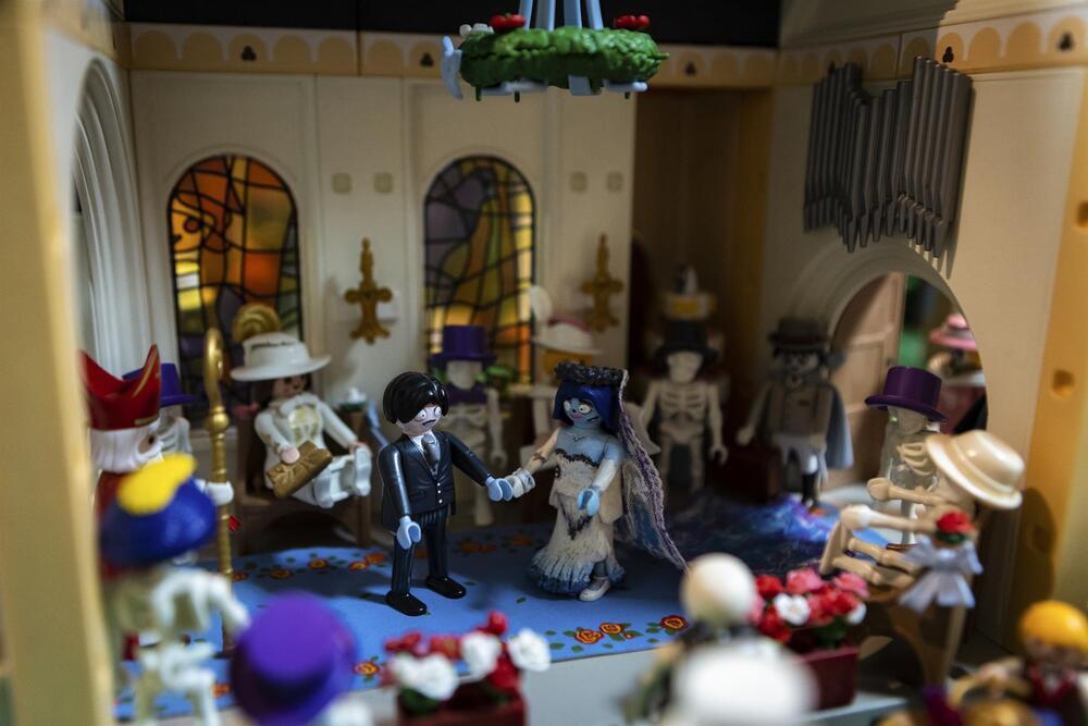 El local de un antiguo bar de Cabañas de la Sagra alberga 20.000 figuras de playmobil.