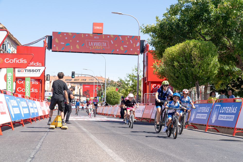 Los pequeños ciclistas cruzaron el arco de meta en la avenida Real Fábrica de Sedas