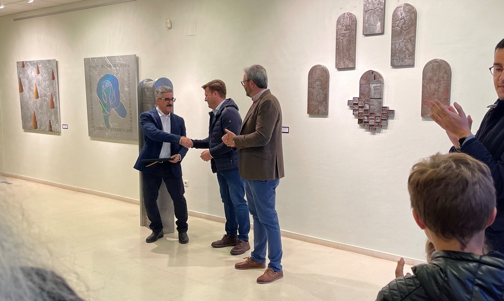 Ángel Maroto dona una escultura a sus vecinos de Santa Olalla