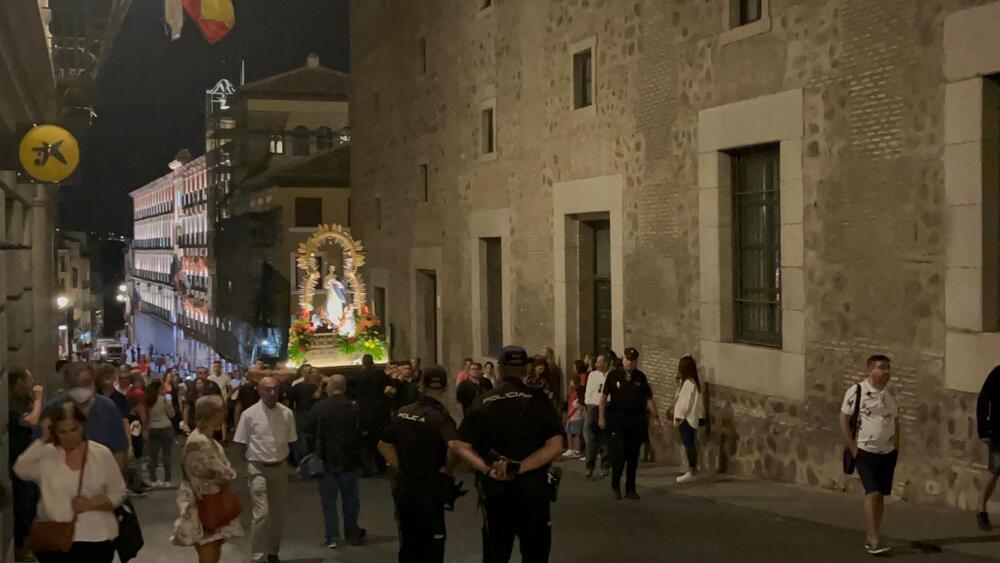La Policía Nacional custodió el paso de la Virgen del Alcázar durante todo el recorrido.