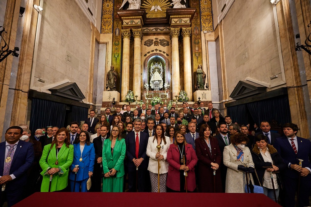 La foto final en el Altar Mayor de la Basílica, a los pies de la Virgen del Prado.  / MANU REINO