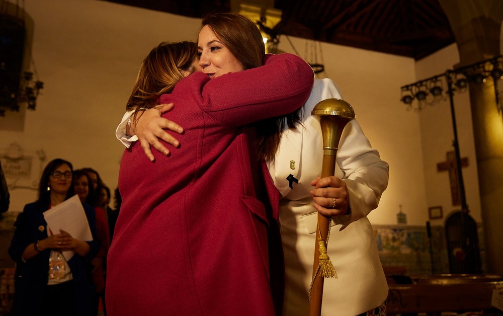 Marta Garrido recibe el bastón de mando de Talavera y se convierte simbólicamente en alcaldesa de la ciudad.  / MANU REINO