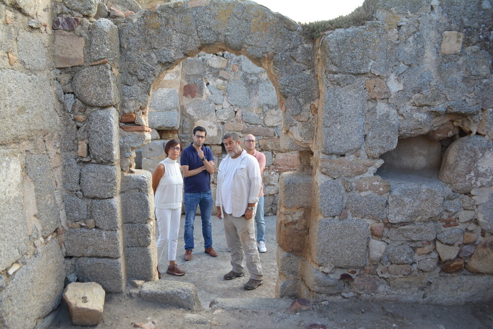 Ana Gómez y Sergio Mora visitaron el yacimiento acompañados del arqueólogo Jorge Morín.