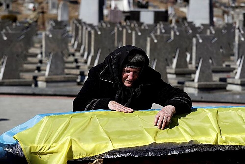 Una madre llora la muerte de su hijo, combatiente en las trincheras.  / ATEF SAFADI VÍA EFE