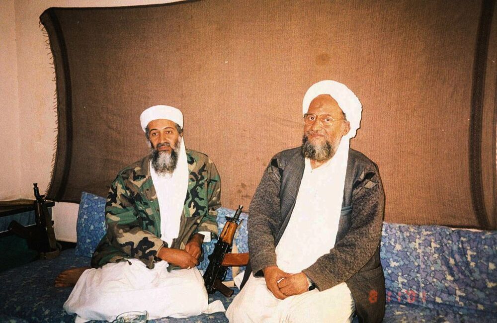 Osama Bin Laden (i), junto a Ayman al-Zawahiri.