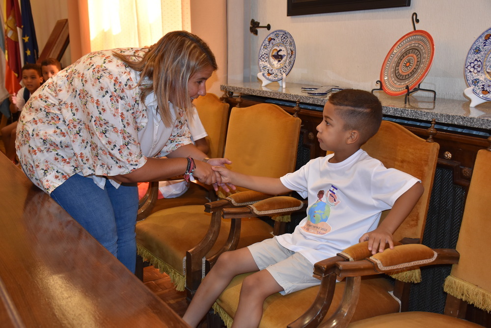 La alcaldesa de Talavera recibe a los niños saharauis 