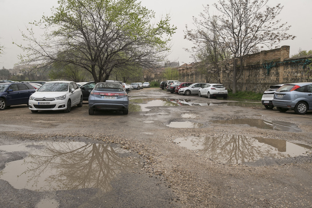 Situación del parking actual en la puerta de Sabatini, del campus de Toledo.