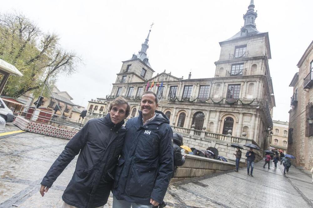 Almeida y Velázquez con la fachada del Ayuntamiento de Toledo detrás.