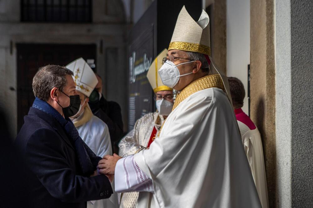 El presidente de Castilla-La Mancha, Emiliano García Page (i), saluda al recién nombrado obispo auxiliar de Toledo, César García, tras su ordenación episcopal.