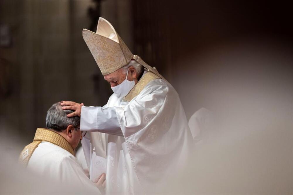 Imposción de manos al nuevo obispo César García Magán.