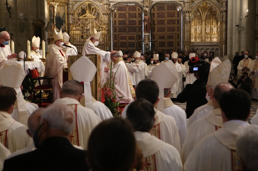 Ritual de la imposición de manos al nuevo obispo.