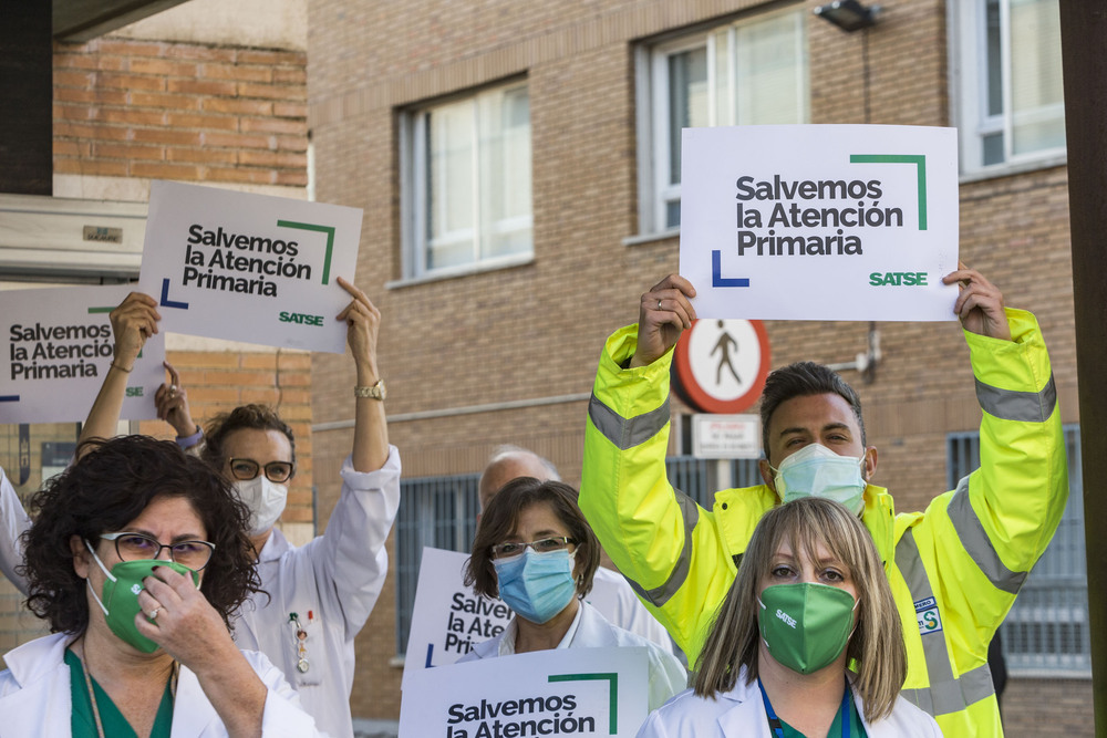 Medio centenar de sanitario protestaron junto al centro de salud de Palomarejos