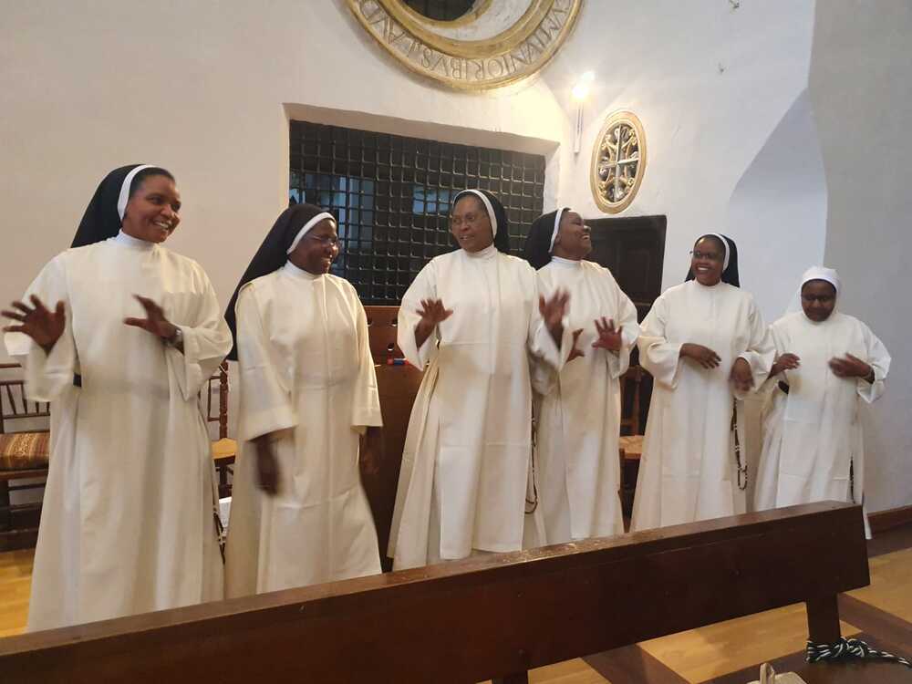 Las seis hermanas keniatas no dudaron en cantar y bailar para demostrar su alegría por la celebración.
