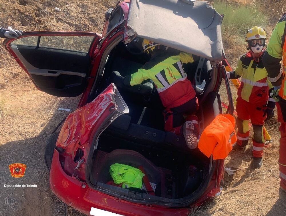 Los bomberos salvan su vida tras excarcelada de su vehículo