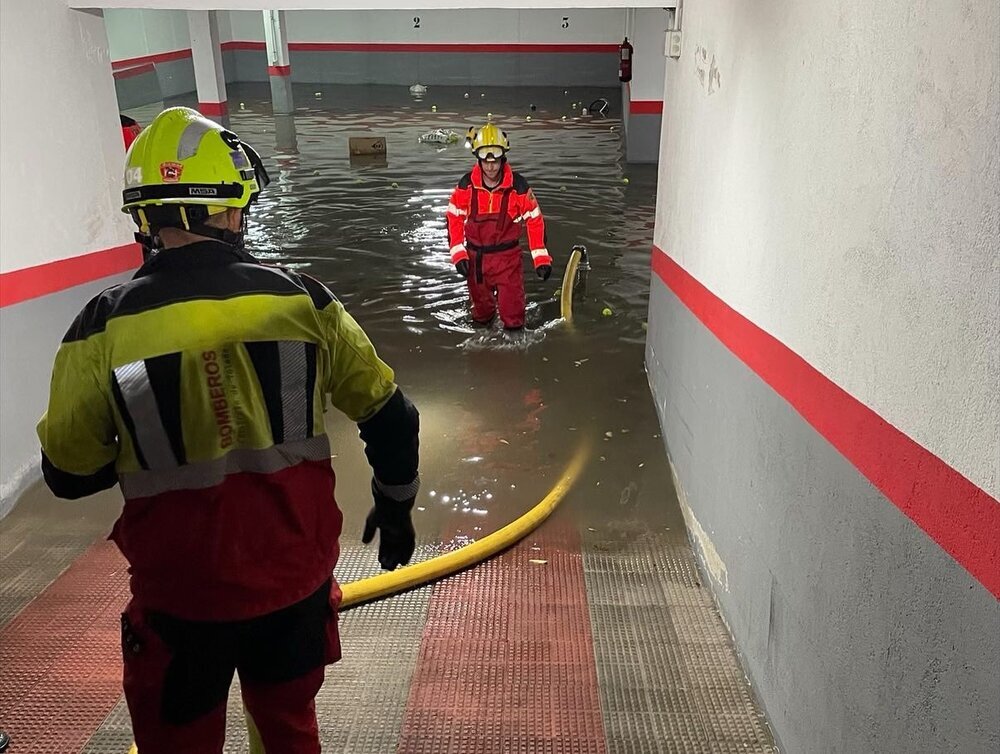 Los bomberos tuvieron que sacar agua de varios garajes inundados.