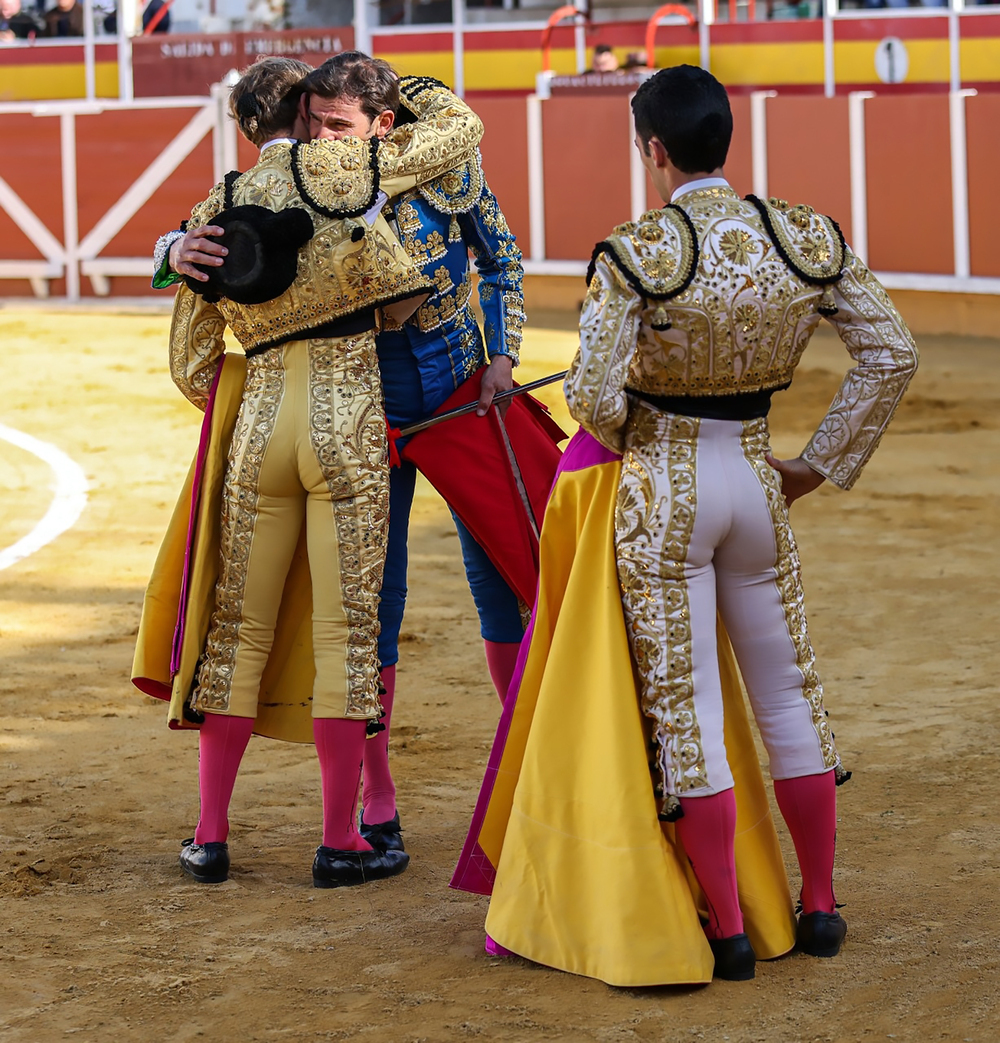 Una sentida ceremonia en la que Eugenio de Mora le cedió los trastos de matador de toros.