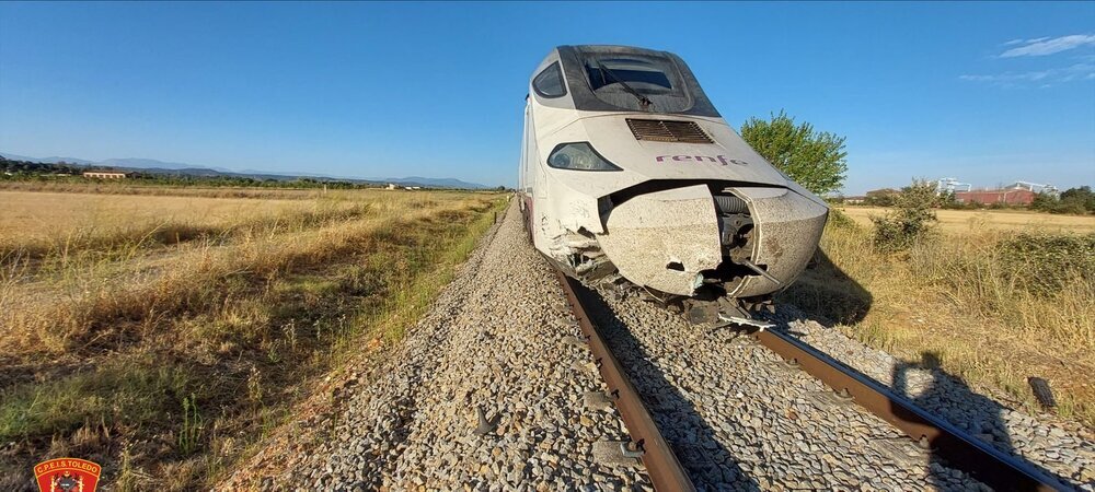 Un tren arrolla un coche; dos heridos y un menor fallecido