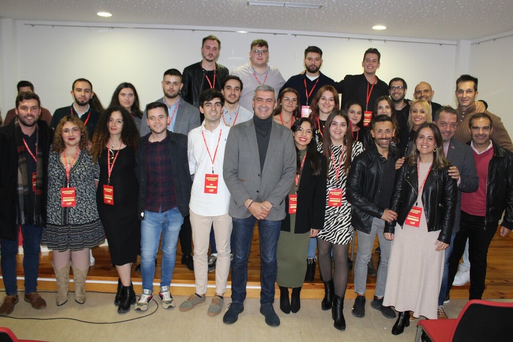 La nueva Ejecutiva de Juventudes Socialistas de Toledo junto a los asistentes al XI Congreso de la formación.