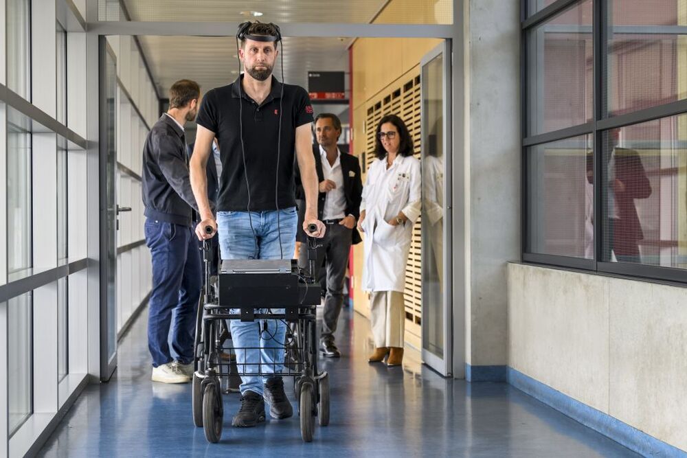 La Inteligencia Artificial permite andar a un parapléjico