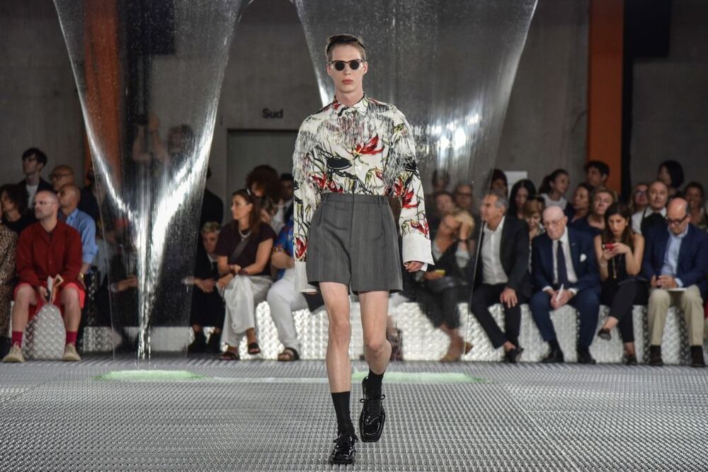 La moda 'fluída' y 'libre' de Prada desfila en Milán