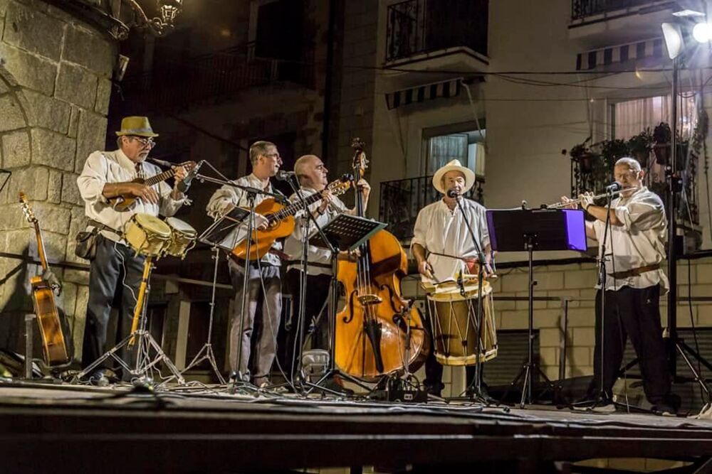 La Troje lleva su música popular a El Real de San Vicente