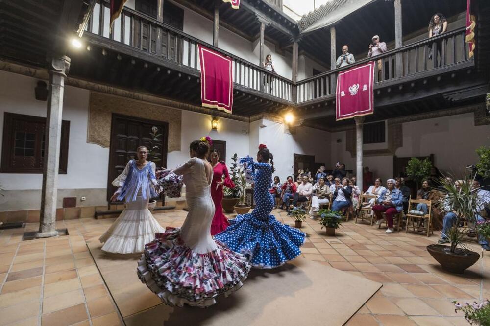 La Academia de Danza Nomadans actuó en el patio de la Casa de las Cadenas.