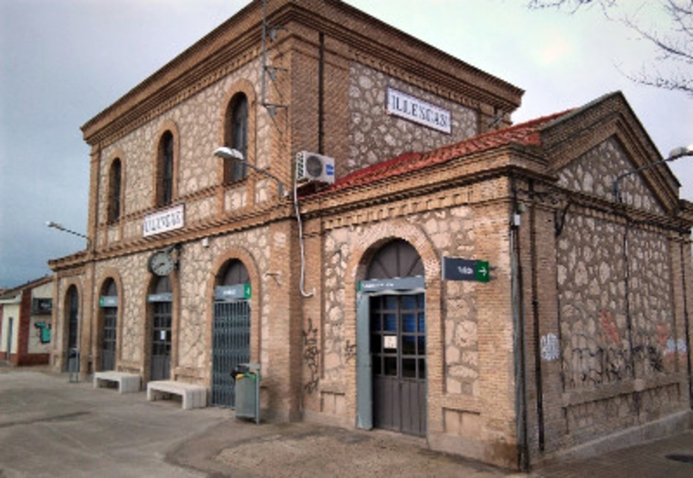 Fachada de la estación de tren de Illescas.