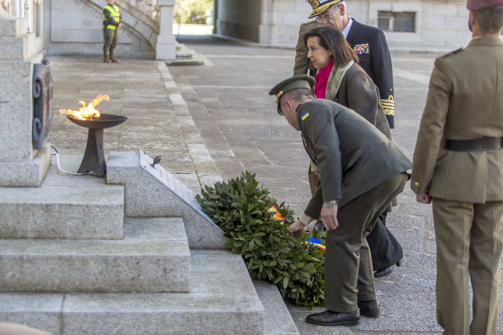 La ministra Margarita Robles rinde homenaje a los caídos en Ucrania en la Academia de Infantería.