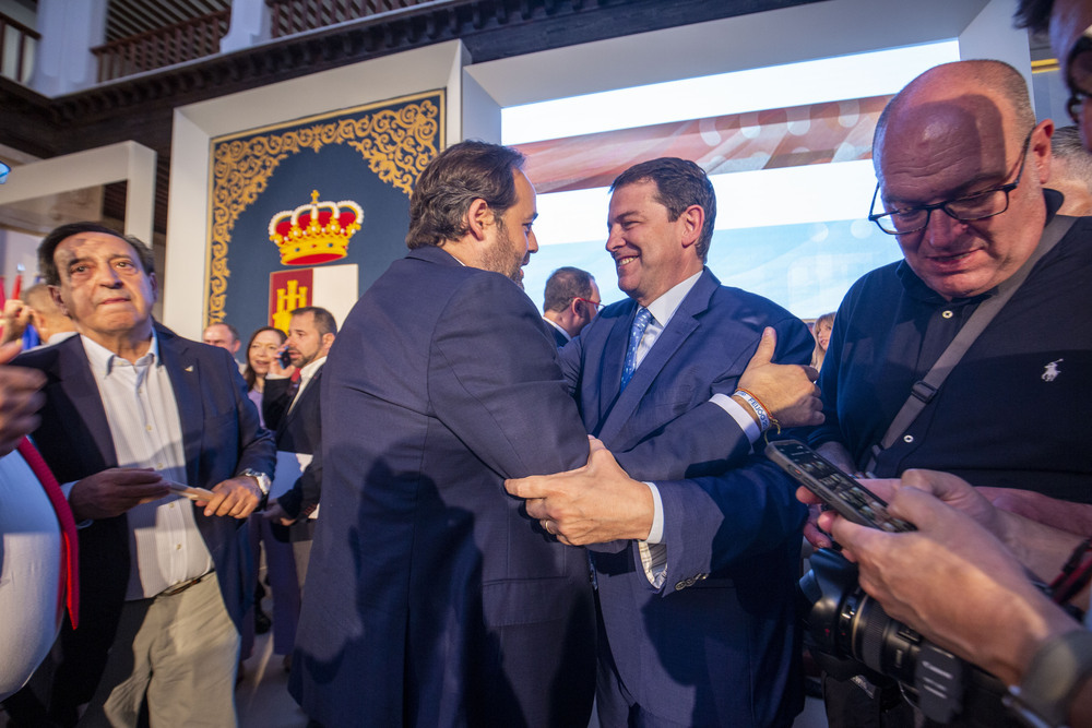 Paco Núñez, el líder del PP regional, saluda al presidente de Castilla y León.