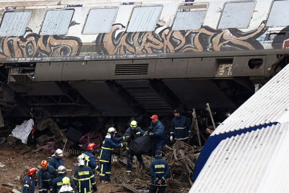 Al menos 32 muertos y 85 heridos al colisionar dos trenes en Grecia central  / APOSTOLIS DOMALIS