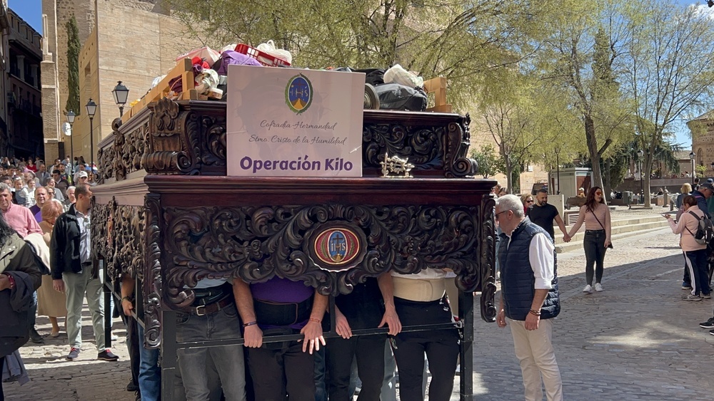 La mudá solidaria de la Humildad ha levantado expectación por las calles del Casco.