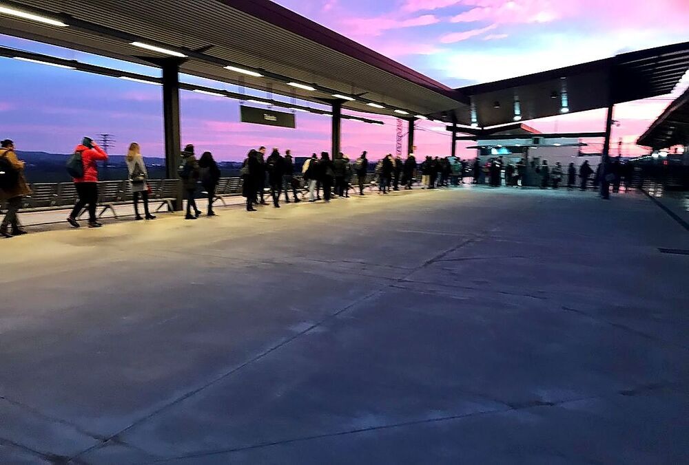 Usuarios de la línea esperando la llegada del tren de las 7:55 horas.