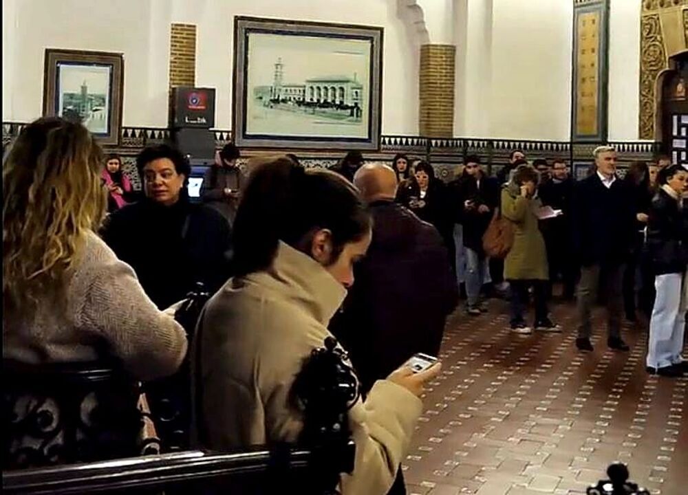 Usuarios de la línea esperando la llegada del tren de las 7:55 horas.