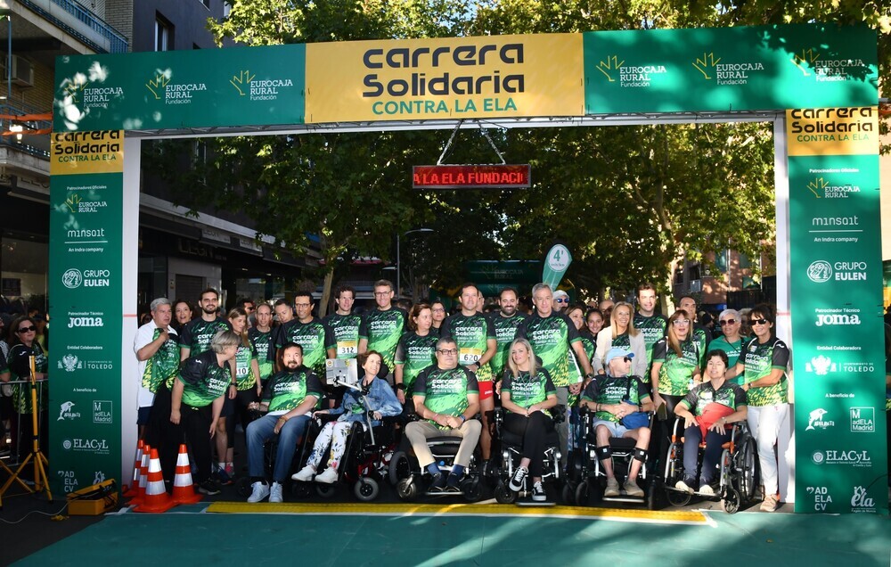 Antes del inicio de la carrera, se organizó una marcha solidaria contra la esclerosis lateral amiotrófica, encabezada por afectados de la enfermedad, sus familiares, representantes de las asociaciones beneficiarias y autoridades.