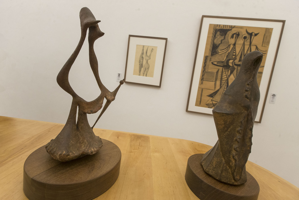 'La dama del pan de Riga' y 'Mujer castellana', dos de las esculturas en bronce de Alberto Sánchez, dialogan con dos de sus dibujos.