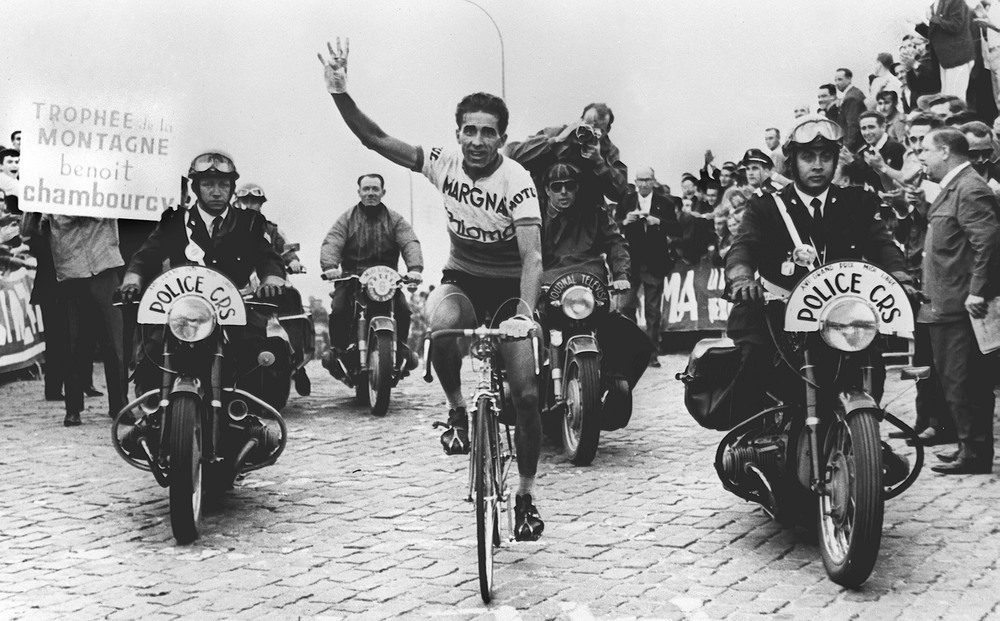 Bahamontes en la meta de la última etapa de la Midi Libre de 1963, situada en la barcelonesa montaña de Montjuïc.