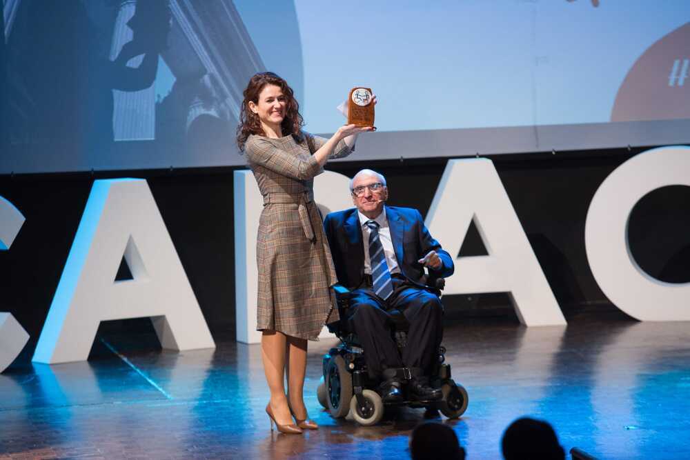 La viceconsejera Nuria Chust recogió el premio para la Consejería de Economía, Empresas y Empleo de la mano de Enrique Alarcón