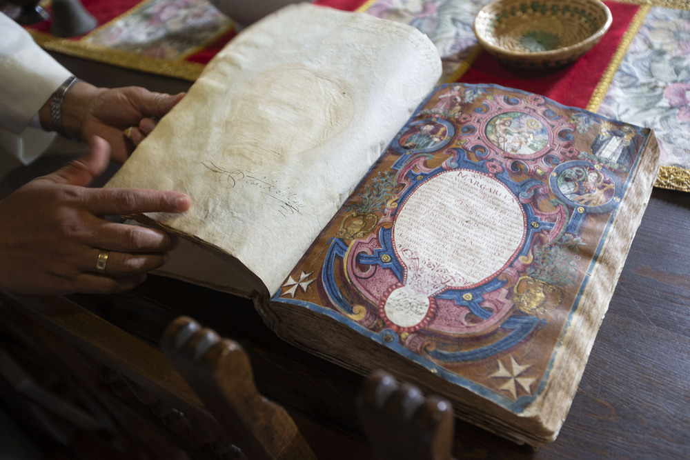 El archivo del convento reúne ejemplares con siglos de antigüedad.