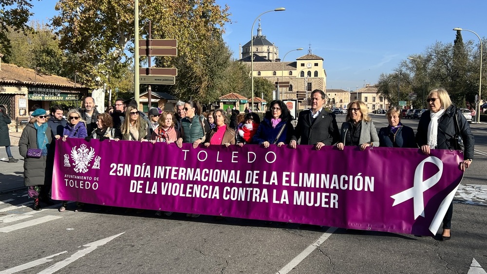 El alcalde de Toledo, Carlos Velázquez, estuvo en el arranque de la manifestación convocada por el Consejo Local de la Mujer el 25-N.