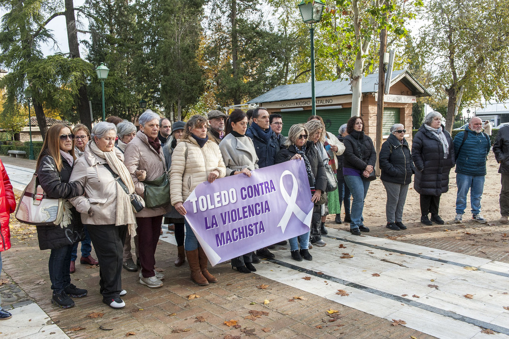 Una concentración con dos pancartas, una del Consejo de la Mujer y otra de la oposición municipal