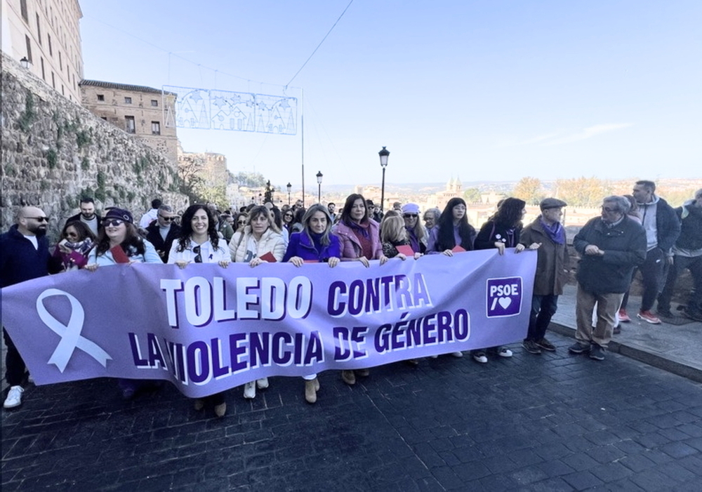 La exalcaldesa, Milagros Tolón, y varias concejalas portaron la pancarta del PSOE.