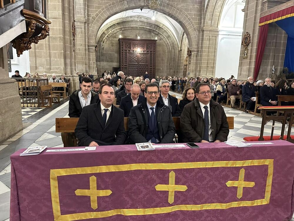 El alcalde de Orgaz, Tomás Villarrubia, el delegado provincial de Educación, Cultura y Deportes, José Gutiérrez, y el coordinador de la Delegación de la Junta, Javier Úbeda, asistieron al funeral.