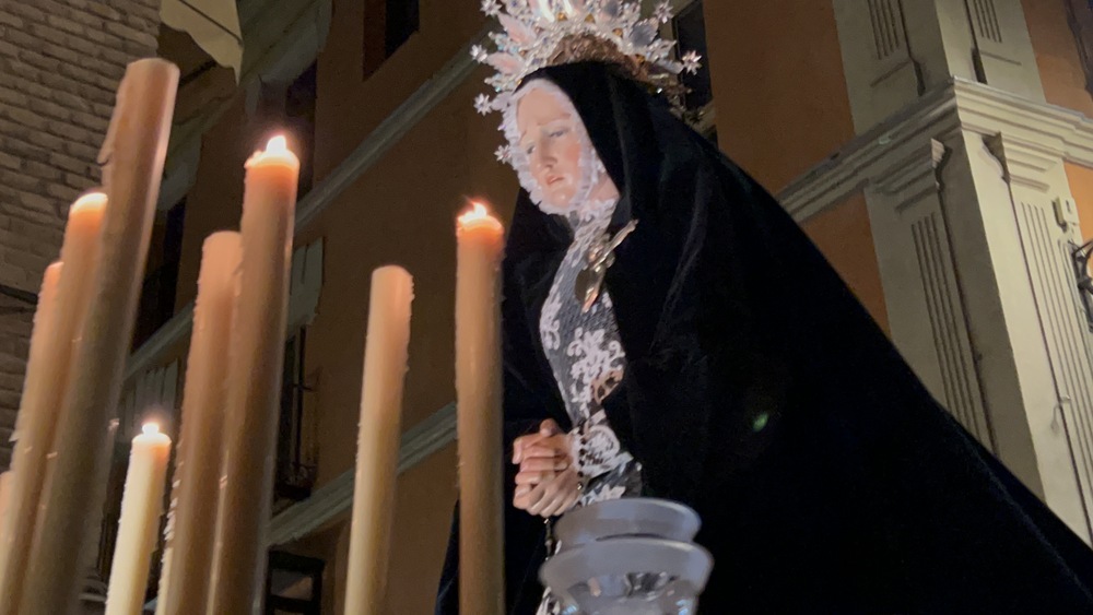 Un bosque de velas acompaña a la Virgen de la Soledad.