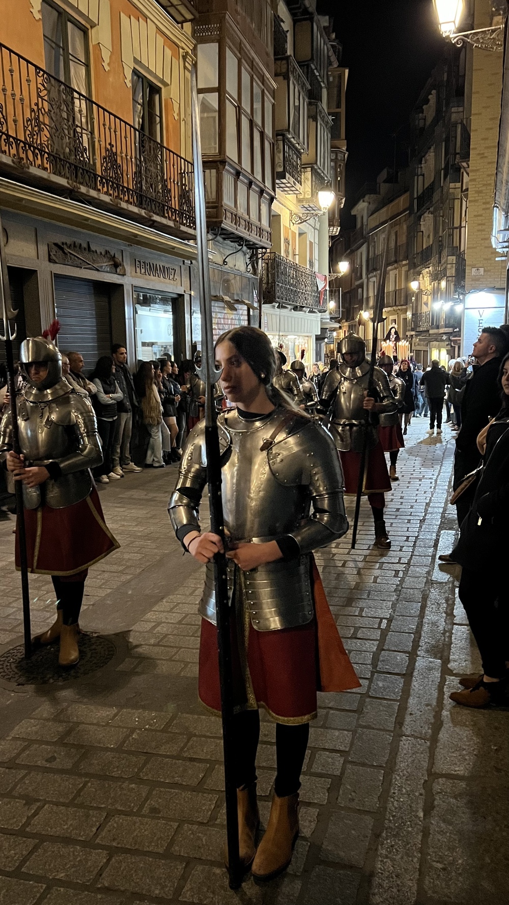 La Escuadra de Armados escoltó a la Soledad por las calles de Toledo.